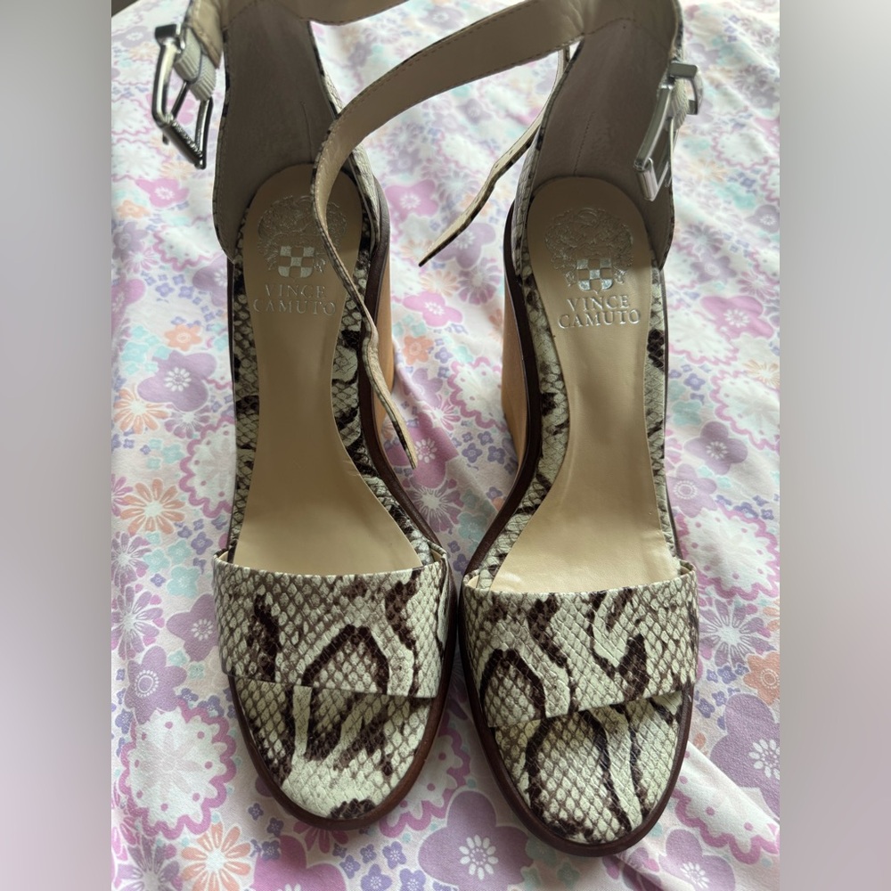 Vince Camuto Snake skin Brown wedges size 8.5